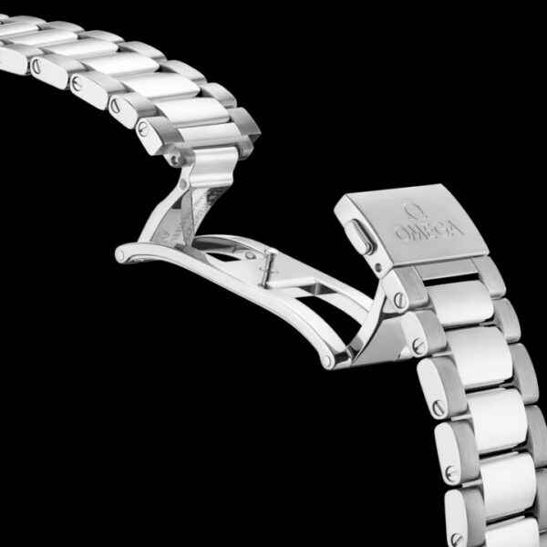 Eine Nahaufnahme des silbernen Metallarmbands und der offenen Faltschließe der OMEGA Seamaster Aqua Terra mit dem eingravierten Omega-Logo auf der Schließe vor einem schwarzen Hintergrund.