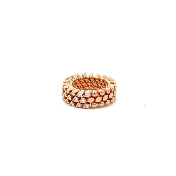 Der Serafino Consoli Ring besteht aus einem perlenbesetzten Roségoldband mit einer diagonalen Reihe kleiner, runder weißer Edelsteine auf weißem Hintergrund.