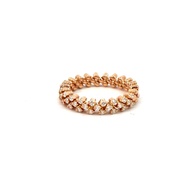 Der Serafino Consoli Ring ist ein Ewigkeitsring aus Roségold mit zwei Reihen runder weißer Diamanten, die eng um den gesamten Ring herum gefasst sind, auf weißem Hintergrund.