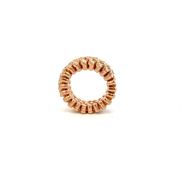Der Serafino Consoli Ring ist ein kreisförmiges Stück aus Roségold mit einem strukturierten, perlenartigen Design und kleinen eingebetteten Diamanten, die aufrecht vor einem schlichten weißen Hintergrund präsentiert werden.
