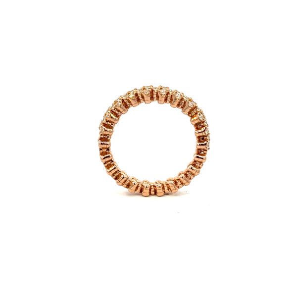 Der Serafino Consoli Ring steht aufrecht auf weißem Grund und ist mit einer durchgehenden Reihe kleiner, funkelnder Diamanten besetzt, die das Goldband umrahmen.