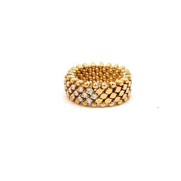 Der Serafino Consoli Ring ist ein Goldband mit einem strukturierten, perlenartigen Muster und einer diagonalen Reihe kleiner weißer Steine. Der Ring ist auf einem schlichten weißen Hintergrund abgebildet.