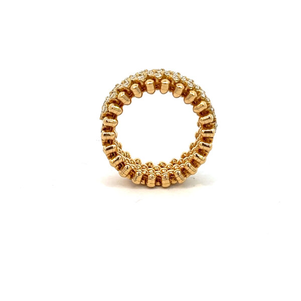 Der Ring von Serafino Consoli zeichnet sich durch ein strukturiertes, perlenartiges Golddesign aus, das mit kleinen Diamanten auf der Außenfläche akzentuiert ist und auf weißem Hintergrund gezeigt wird.