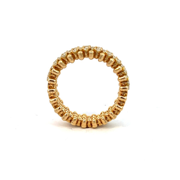 Der Serafino Consoli Ring, ein goldenes Ewigkeitsarmband mit einem strukturierten Perlenmuster und kleinen, rundum gefassten Diamanten, ist aufrecht auf weißem Hintergrund abgebildet.