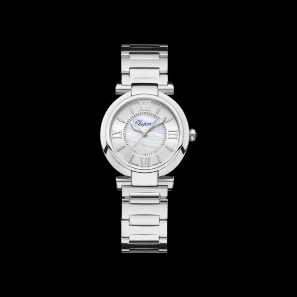 Die Chopard Imperiale ist eine silberne Armbanduhr mit rundem Zifferblatt, römischen Ziffern und einem Gliederarmband aus Metall, das sich vor einem schwarzen Hintergrund präsentiert.