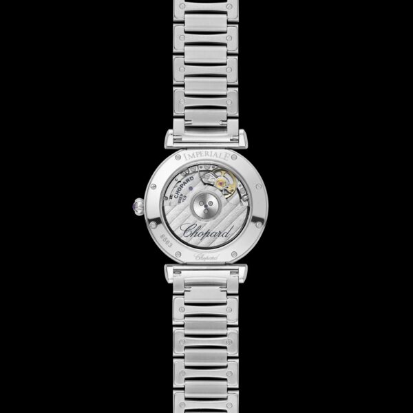 Rückansicht der Chopard Imperiale in Silber mit Edelstahlarmband und transparentem Gehäuseboden, auf dem das mechanische Uhrwerk mit eingravierten Details zu sehen ist.