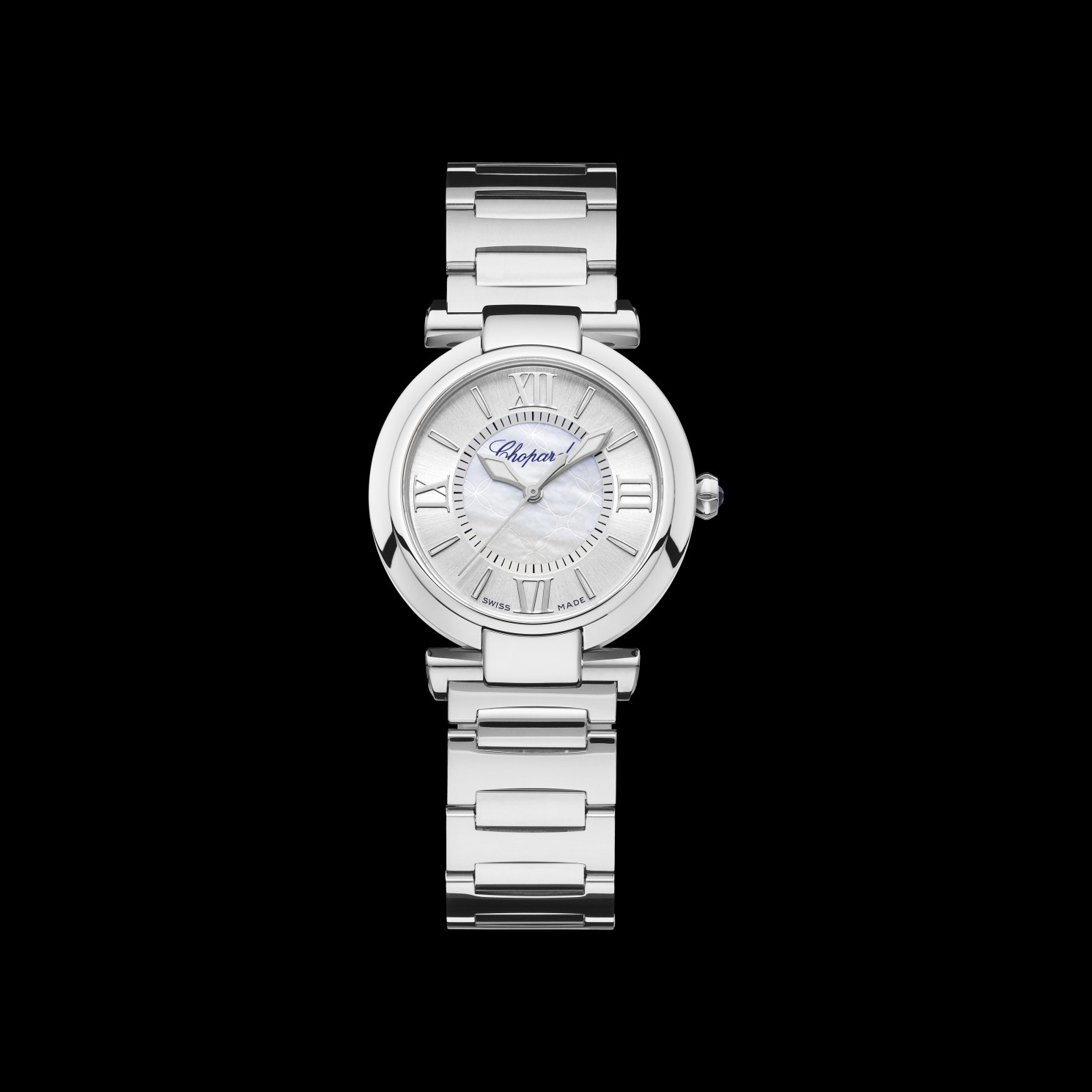 Die Chopard Imperiale ist eine silberne Armbanduhr mit rundem Zifferblatt, römischen Ziffern und einem Gliederarmband aus Metall, das sich vor einem schwarzen Hintergrund präsentiert.