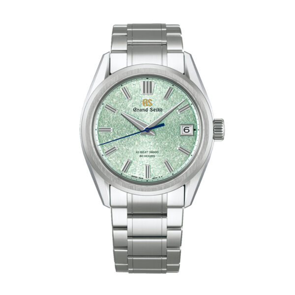 Die Grand Seiko Evolution 9 "Genbi Valley" ist eine silberne Armbanduhr mit einem strukturierten mintgrünen Zifferblatt, silbernen Indexen und Zeigern, einem Datumsfenster bei 3 Uhr und einem Edelstahlarmband.