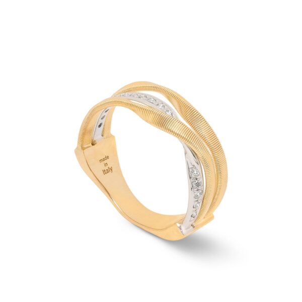 Ein Ring aus Gold und Silber mit wellenförmigem, offenem Design und kleinen, eingelassenen Diamanten auf dem Silberteil, mit der Gravur "made in Italy" auf der Innenseite.