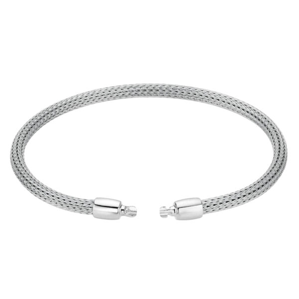 Das Jörg Heinz Flexarmband ist ein silberfarbenes, geflochtenes Maschenarmband mit zwei Metallkappen, das in kreisförmiger Form auf weißem Grund dargestellt ist. Die offenen Enden geben den Blick auf einen raffinierten Verschlussmechanismus frei.
