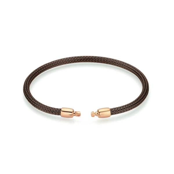 Das Flex Braun/750/Rosé Armband zeichnet sich durch ein minimalistisches geflochtenes braunes Band mit zwei roségoldenen Endkappen auf weißem Hintergrund aus.