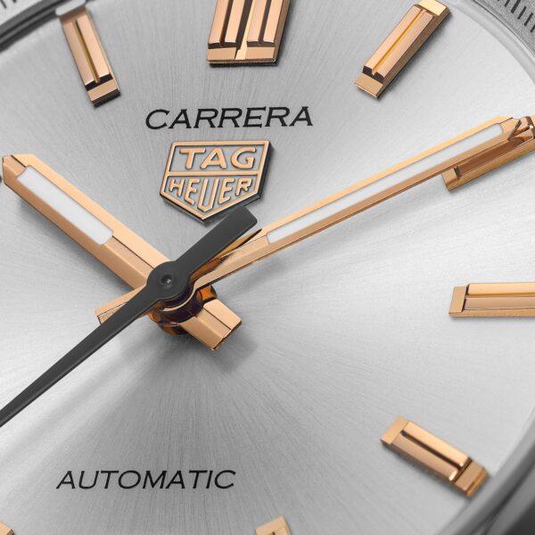 Nahaufnahme des Ziffernblatts einer TAG Heuer Carrera Date mit goldenen Indexen und Zeigern, silberner Sonnenschliffstruktur und schwarzem Text mit dem TAG Heuer-Logo, dem Markennamen und dem Hinweis "Automatic".