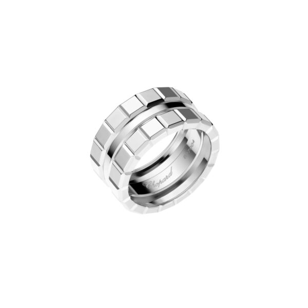 Der Chopard Damenring Ice Cube Weite 57 ist ein Silberring mit geometrischem Muster und graviertem Innenring auf weißem Hintergrund.