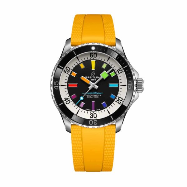 Eine Breitling Superocean Automatic 42 mit gelbem Kautschukarmband, schwarzer und silberner Lünette und schwarzem Zifferblatt mit blauen, violetten, grünen und gelben Stundenmarkierungen auf weißem Grund.