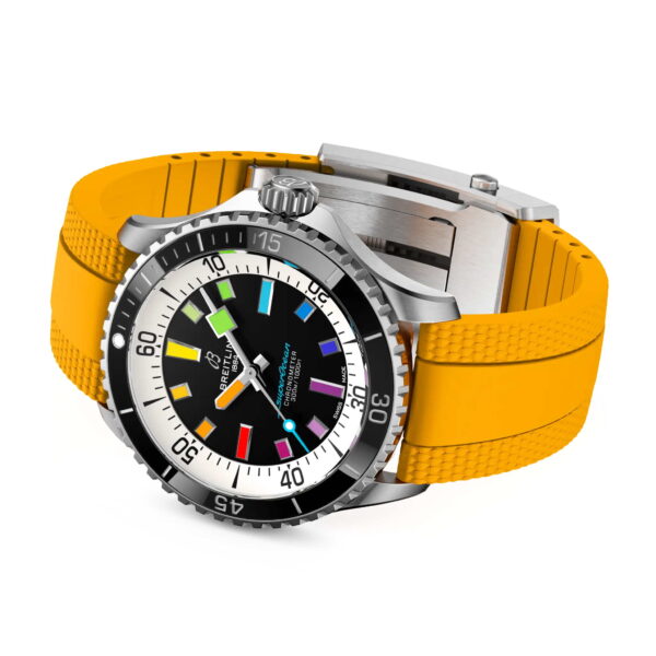 Die Breitling Superocean Automatic 42 verfügt über ein Edelstahlgehäuse, ein schwarzes Zifferblatt mit farbigen Leuchtmarkierungen und -zeigern, eine einseitig drehbare Lünette und ein leuchtend gelbes, strukturiertes Kautschukarmband.
