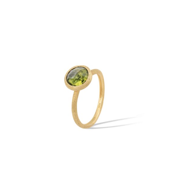 Der Marco Bicego Jaipur Ring Weite 53 besteht aus einem dünnen Goldband mit einem runden grünen Edelstein in einer schlichten Lünettenfassung, der sich vor einem weißen Hintergrund abhebt.