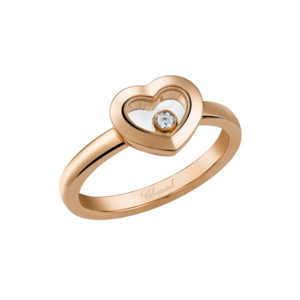 Der Chopard Ring Happy Diamonds W49 ist ein Goldring in Herzform mit einem einzelnen runden Diamanten in der Mitte und einer eingravierten Signatur im Inneren des Rings.