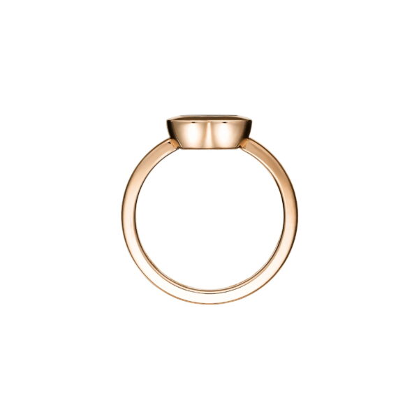 Der Chopard Ring Happy Diamonds W49 zeichnet sich durch ein minimalistisches Golddesign mit einer glatten, flachen Lünette aus, die sich von der Seite vor einem schlichten weißen Hintergrund präsentiert.