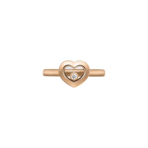 Der Chopard Ring Happy Diamonds W49 zeigt ein herzförmiges Golddesign mit einem runden Diamanten in der Mitte, der vor einem schlichten weißen Hintergrund steht.