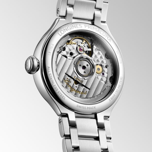 Eine Nahaufnahme der Longines PrimaLuna zeigt das Edelstahlgehäuse, das sichtbare mechanische Uhrwerk, die gravierten Details und das silberne Armband vor einem Hintergrund mit Farbverlauf.