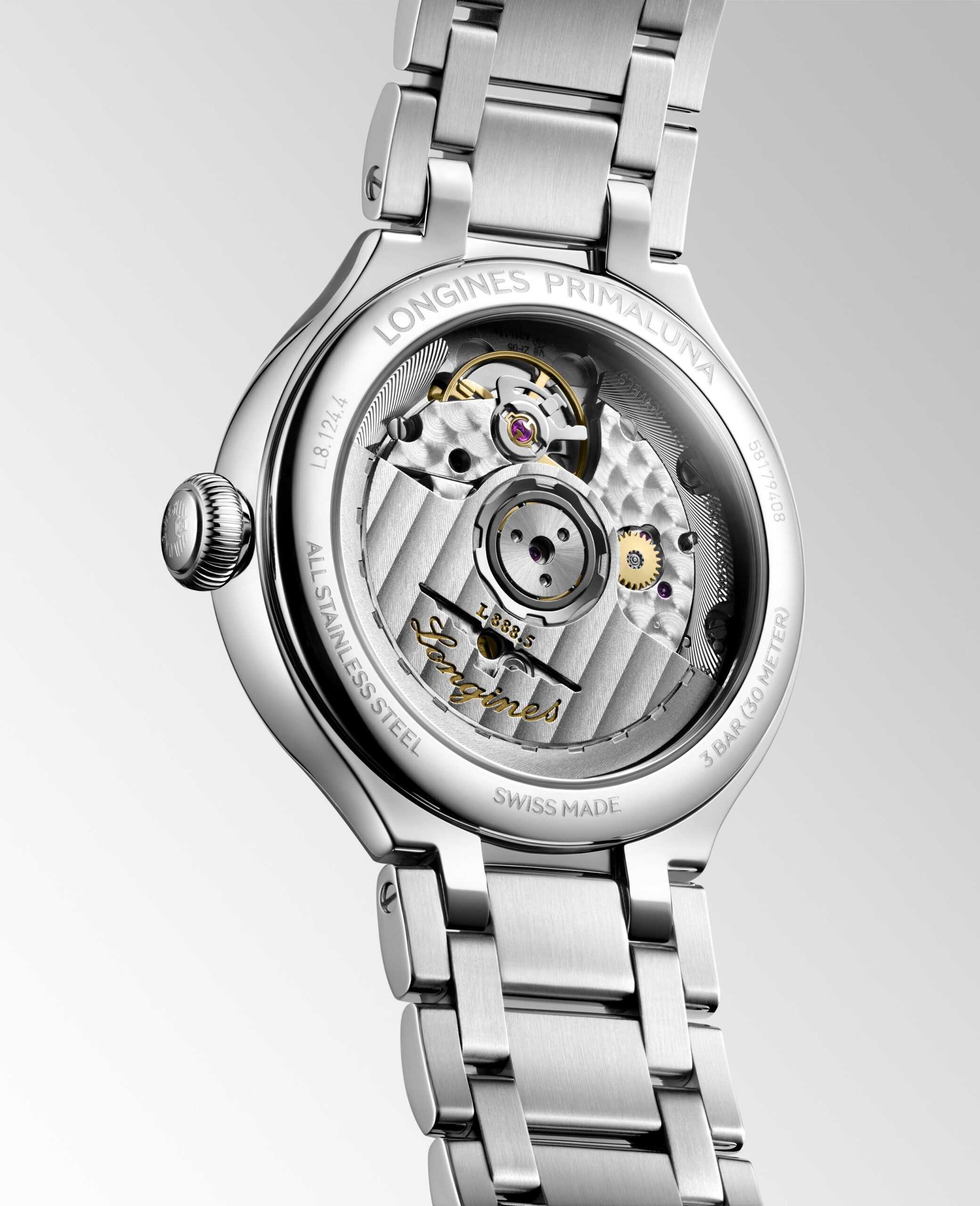Eine Nahaufnahme der Longines PrimaLuna zeigt das Edelstahlgehäuse, das sichtbare mechanische Uhrwerk, die gravierten Details und das silberne Armband vor einem Hintergrund mit Farbverlauf.