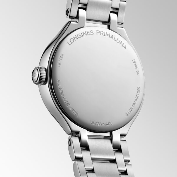 Eine Nahaufnahme der Rückseite der Longines Primaluna zeigt das Gehäuse und das Armband aus Edelstahl, auf dem die Wasserdichtigkeit, der Modellname und "Swiss Made" eingraviert sind.