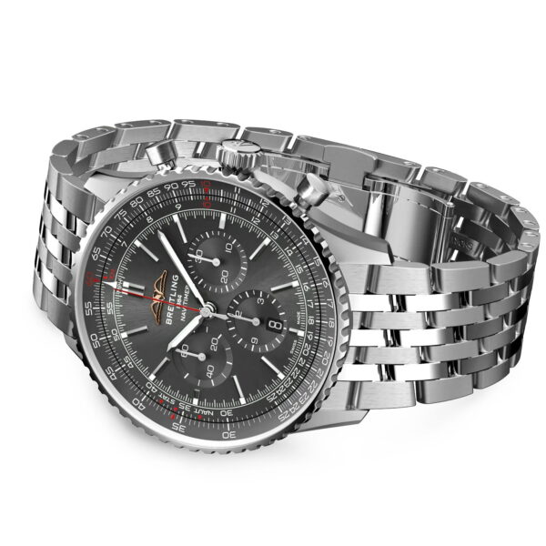 Die Breitling Navitimer B01 Chronograph 46 aus Edelstahl verfügt über ein schwarzes Zifferblatt mit drei Hilfszifferblättern, silbernen Indexen und einem silbernen Gliederarmband, das schräg auf einem weißen Hintergrund angebracht ist.