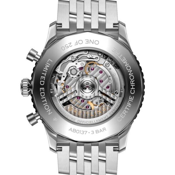 Die Rückansicht der Breitling Navitimer B01 Chronograph 46 offenbart ihr detailliertes mechanisches Uhrwerk durch einen transparenten Gehäuseboden mit den Gravuren "LIMITED EDITION", "ONE OF 250" und "CERTIFIE CHRONOMETRE".