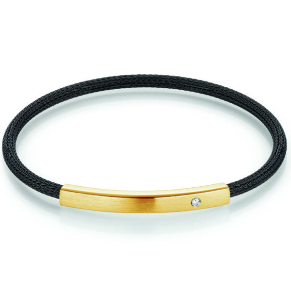 Das Jörg Heinz Armreif Infinity Flex Stahl/750Gelbgold ist ein schwarzes geflochtenes Armband mit einer goldenen rechteckigen Platte und einem kleinen runden Diamanten als Akzent.