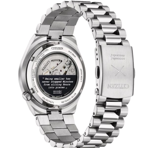 Die Citizen Tsuyosa X Limited Edition Armbanduhr wird mit der Rückseite nach oben präsentiert, um den inneren Mechanismus und ein eingraviertes Zitat zu zeigen: "Kleiner zu sein hat die Minuten noch nie davon abgehalten, die Stunden in Stücke zu schneiden.