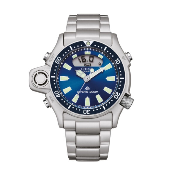 Die Citizen Promaster Diver ist eine silberne Quarzuhr mit blau-schwarzem Zifferblatt, großen Leuchtmarkierungen, Datumsanzeige, drehbarer Lünette, Metallarmband und einer Wasserdichtigkeit von bis zu 200 Metern.