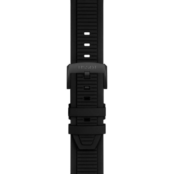 Die Tissot T-Race Motogp 2026 45MM Limited Edition verfügt über ein schwarzes Armband mit einem strukturierten Muster, rechteckigen Löchern für die Größenanpassung und einer Metallschließe mit eingraviertem Tissot-Logo auf weißem Hintergrund.