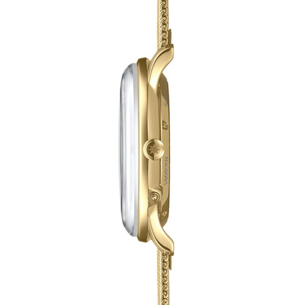 Seitenansicht der Junghans Meister MEGA Solar, einer schlanken goldenen Armbanduhr mit rundem Gehäuse, Krone auf der rechten Seite und dünnem goldenen Netzband auf weißem Hintergrund.