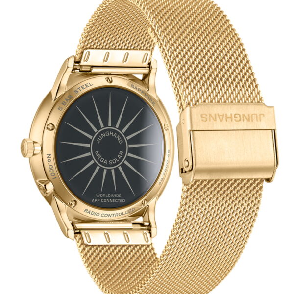 Eine goldene Junghans Meister MEGA Solar Armbanduhr mit einem Netzarmband, von hinten gesehen. Der Gehäuseboden gibt Auskunft über Funksteuerung, Solarenergie und Wasserdichtigkeit. Die Schließe trägt das Junghans-Logo.