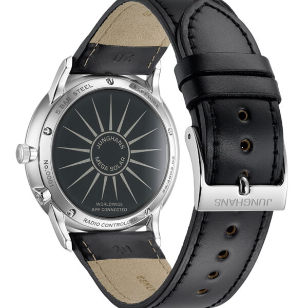 Eine Nahaufnahme der Rückseite einer Junghans Meister MEGA Solar Armbanduhr mit schwarzem Lederarmband, die ein Sonnenschliffmuster, verschiedene Gravuren wie "RADIO CONTROLLED" und "JUNGHANS" auf der Schließe zeigt.