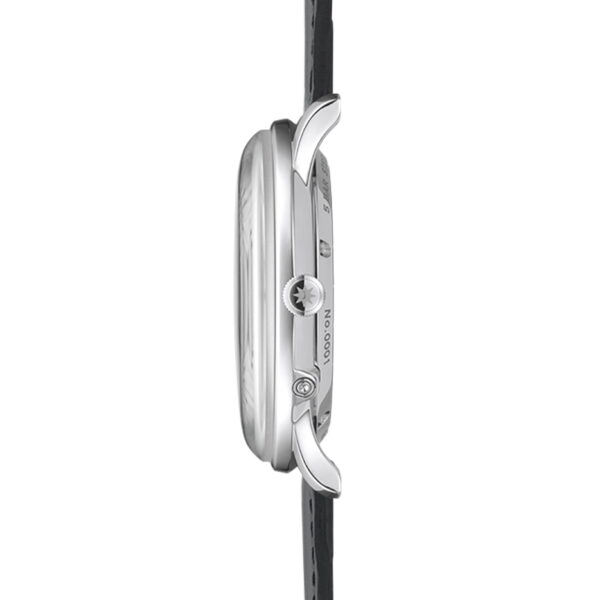 Seitenansicht der Junghans Meister MEGA Solar Armbanduhr mit schlankem, rundem, silbernem Gehäuse und schwarzem Lederarmband, das die Krone und die Bandanstöße zeigt. Die Uhr sieht vor einem weißen Hintergrund elegant aus.