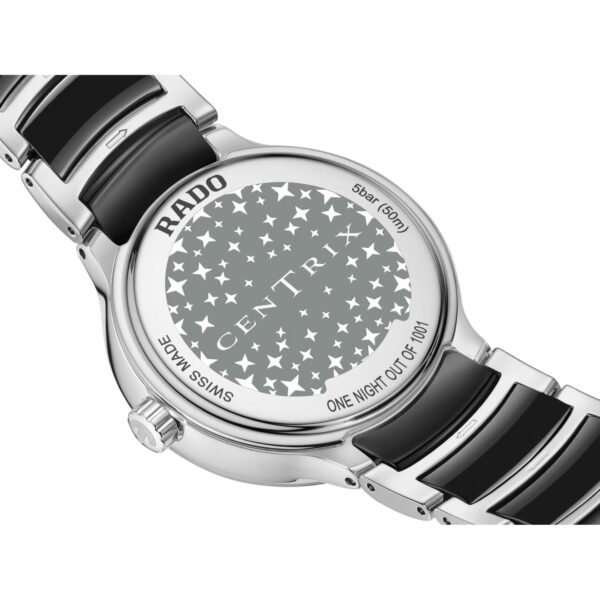 Die Rückseite der Rado Centrix Moonphase Limited Edition zeigt ein silbernes Gehäuse, ein schwarz-silbernes Band, ein Sternenmuster und Gravuren: "5 bar (50 m)", "SWISS MADE" und "ONE NIGHT OUT OF 1001".
