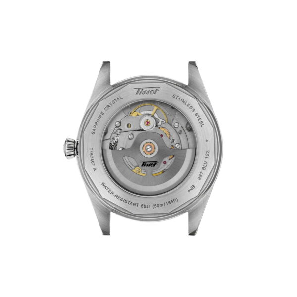 Nahaufnahme des Gehäusebodens der Tissot Visodate 39MM. Hervorzuheben sind die Edelstahlkonstruktion, der transparente Gehäuseboden mit dem sichtbaren Automatikwerk und die eingravierten Details zu Wasserdichtigkeit und Materialien.