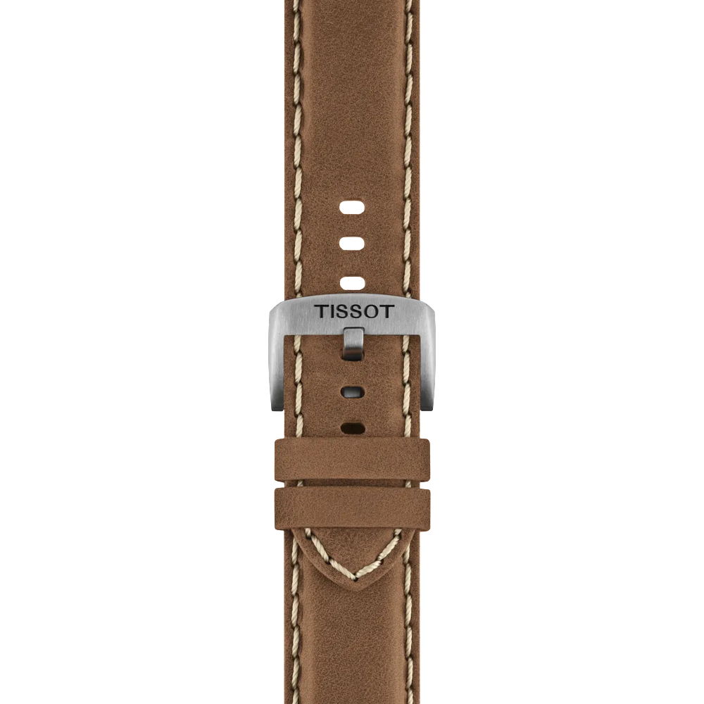 Die Tissot Chrono L 42MM verfügt über ein braunes Lederarmband mit weißen Nähten, einer silbernen TISSOT-Gravur, mehreren Verstelllöchern und zwei Schlaufen zur Befestigung des Bandendes.