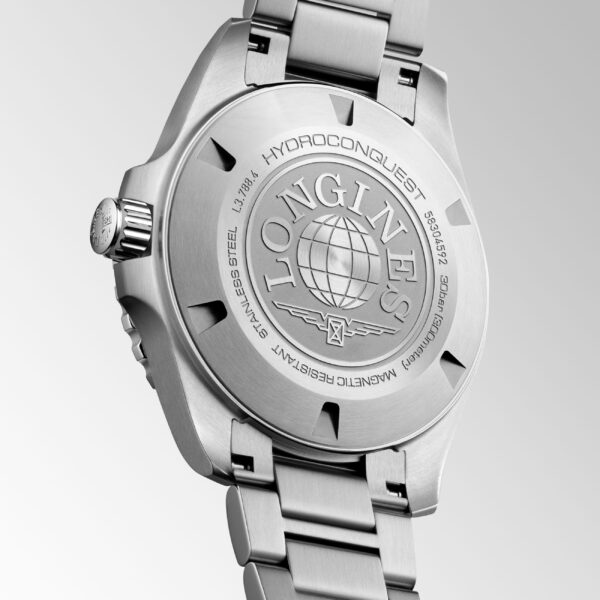 Auf dem Gehäuseboden und dem Armband der Longines HydroConquest aus Edelstahl sind das Logo der Weltkugel, der Markenname sowie Angaben zur Wasserdichtigkeit und zum Material eingraviert.