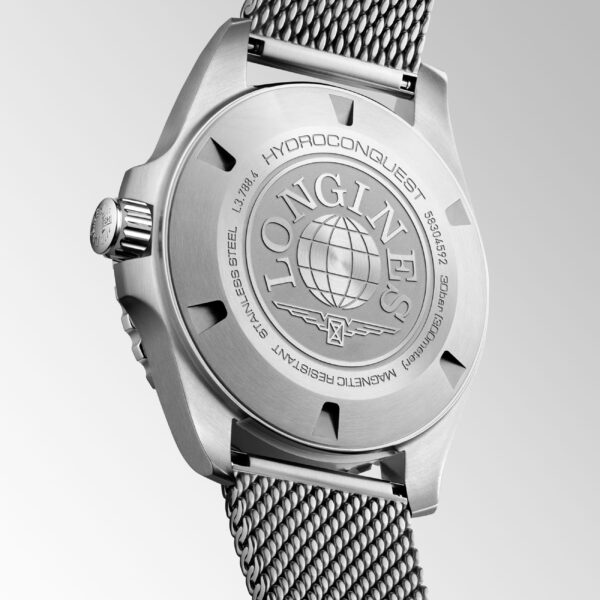 Auf der Rückseite der Longines HydroConquest Uhr sind ein eingravierter Text, ein Globusmotiv und ein Metallarmband aus Mesh zu sehen. Die Gravur weist auf die Wasserdichtigkeit und das automatische Uhrwerk hin.
