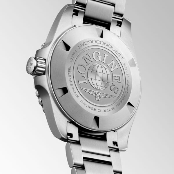 Das Bild zeigt die Rückseite einer Longines HydroConquest-Uhr und hebt das Edelstahlgehäuse, das eingravierte Logo, das Globusmotiv sowie die Angaben zur Wasserdichtigkeit und zu den Materialien hervor.
