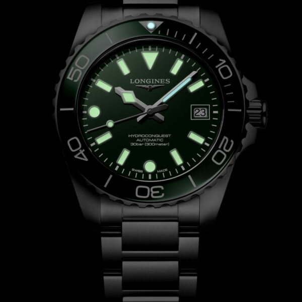 Die Longines HydroConquest, eine Armbanduhr aus Edelstahl mit leuchtend grünem Zifferblatt, Leuchtzeigern und -indizes sowie einem Datumsfenster bei 3 Uhr, ist vor einem schwarzen Hintergrund zu sehen.