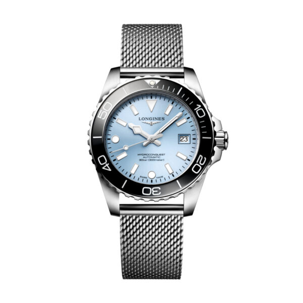 Die Longines HydroConquest ist eine Edelstahlarmbanduhr mit Meshband, hellblauem Zifferblatt, Datumsanzeige bei 3 Uhr, schwarzer, einseitig drehbarer Lünette sowie silbernen Indexen und Zeigern.