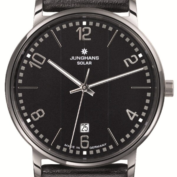 Die Junghans Milano Solar verfügt über ein schwarzes Lederarmband, ein schwarzes Zifferblatt mit silbernen Markierungen und Zeigern, eine Datumsanzeige bei 6 Uhr sowie "Solar" und "Made in Germany" auf dem Zifferblatt.