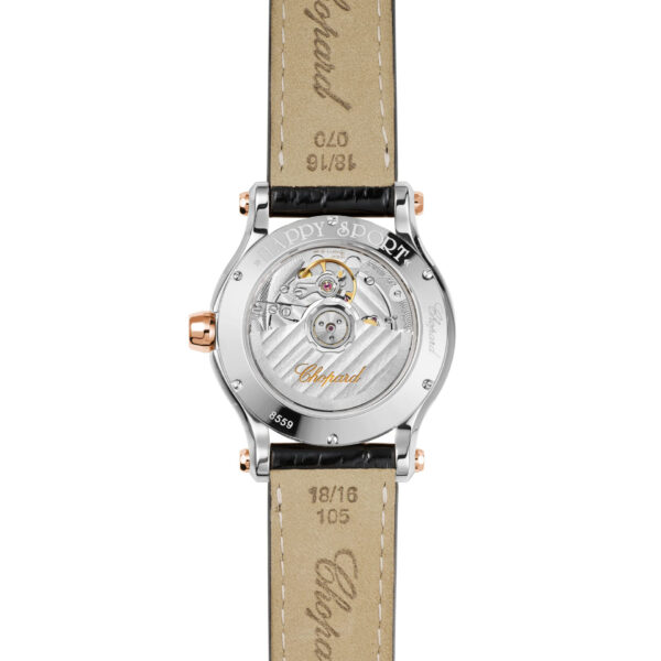 Rückansicht der Chopard Happy Sport mit transparentem Gehäuseboden, der den Blick auf das gravierte mechanische Uhrwerk und den Schriftzug "Chopard" sowohl auf dem Uhrwerk als auch auf der hellbraunen Unterseite des Lederarmbands freigibt.