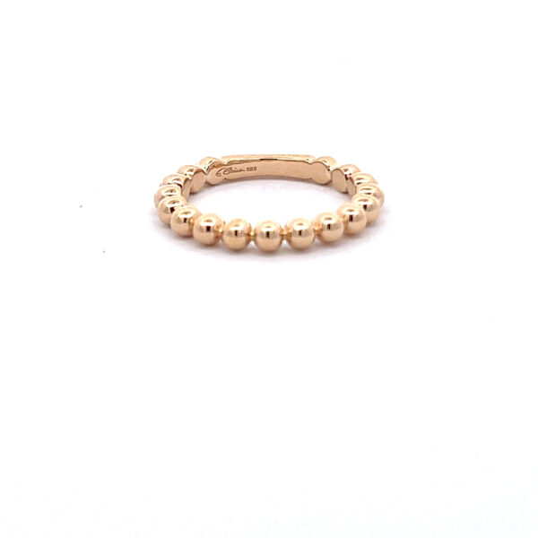 Der Elaine Firenze Kugel-Ring ist ein goldener Ring mit einem Band aus gleichmäßig verteilten, polierten runden Perlen, die vor einem weißen Hintergrund abgebildet sind.