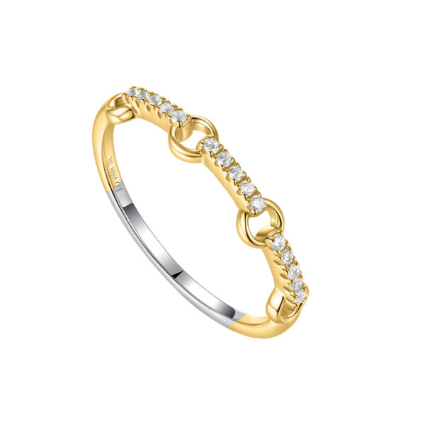 Der Solid Flair Ring Aurelia ist ein zarter Goldring mit polierter Oberfläche, der ein einzigartiges, ineinandergreifendes Schleifendesign und eine Reihe kleiner, runder Diamanten entlang der Oberseite aufweist.