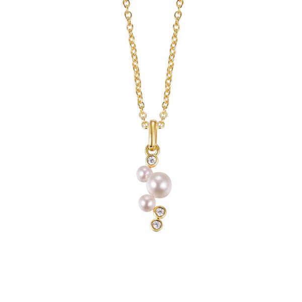 Das Collier Linnea mit barockem Flair ist eine Goldkette mit einem Anhänger, an dem drei weiße Perlen unterschiedlicher Größe und drei kleine runde Diamanten vertikal gefasst sind.