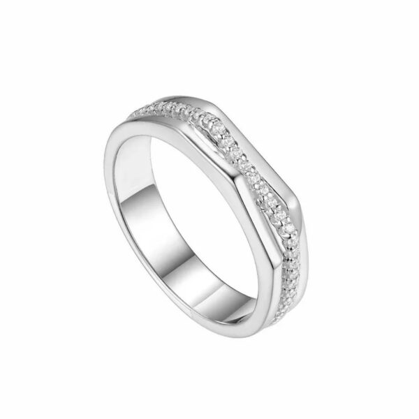 Der Glam Rebel Ring Eleonor ist ein Silberring mit einem flachen, leicht eckigen Band und einer Reihe funkelnder weißer Steine in Pflasterfassung entlang der Oberseite, fotografiert auf einem schlichten weißen Hintergrund.